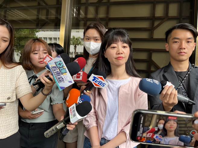 立委高嘉瑜（中）5日表示，林先生被撤销缓刑，也代表他「一犯再犯、毫无悔意」。（林伟信摄）