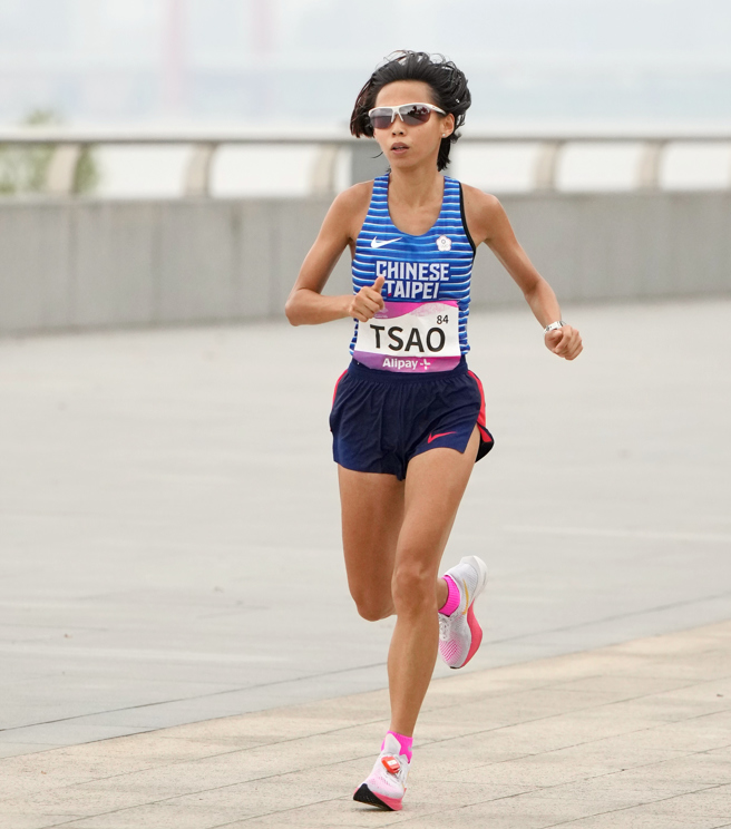 杭州亞運女子馬拉松決賽，台灣長跑好手曹純玉第15完賽。（新華社）