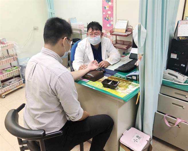 衛福部朴子醫院中醫科博士李昌諴說，「肺主憂」，此時除著重養陰潤燥和健脾利溼調理養生，也要選擇一些能讓自己放鬆心情的活動。（朴子醫院提供∕呂妍庭嘉義傳真）