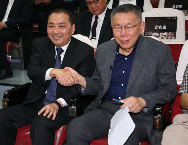 国民党总统参选人侯友宜（前左）和民眾党总统参选人柯文哲（前右）是否在2024总统大选合作，各界高度关注。（资料照,赵双杰摄）