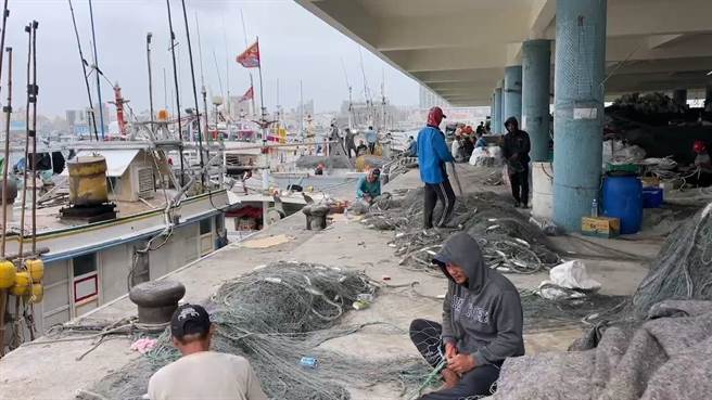 馬公漁港整補場，5日上午仍可見漁工在辛勤準備出海用的網具。（許逸民攝）