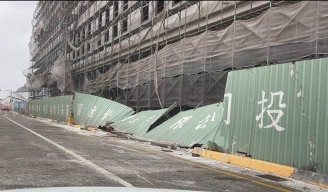 馬公南海遊客中心旁新建中的建築物圍籬因小犬颱風肆虐部分倒塌。（許逸民攝）