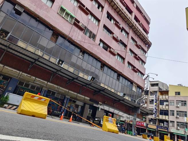 台南市中西區來亞大樓下起「磁磚雨」，市府將開罰。（讀者提供／曹婷婷台南傳真）