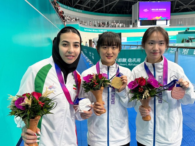 劉巧兮（中）、丁于恩（右）為中華隊再添1金1銅。（中華隊滑輪溜冰總教練吳炯助提供）