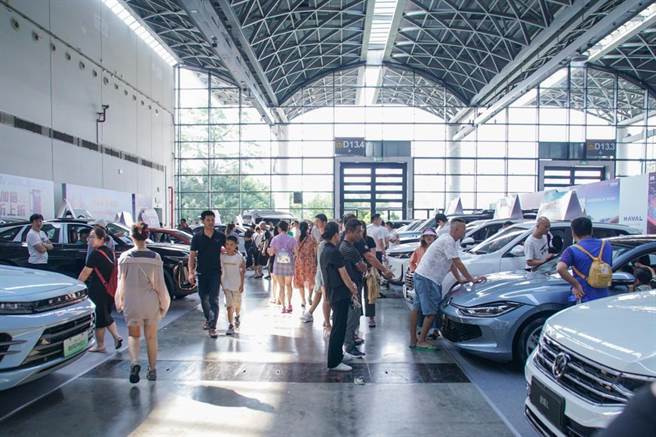 2023第十五屆廣西汽車交易會暨新能源·智慧汽車展，吸引不少人潮前往參觀。（摘自中新社）