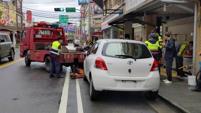 宜兰县张姓女子欠缴3.8万元罚锾，行政执行署会同警方等单位，4日查封她的座车，如张女再不缴罚锾恐面临法拍命运。（执行署宜兰分署提供／李忠一宜兰传真）