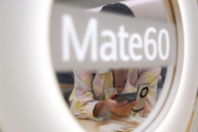 华为旗舰智慧新机Mate 60 Pro引起全球高度关注。（示意图／路透社）