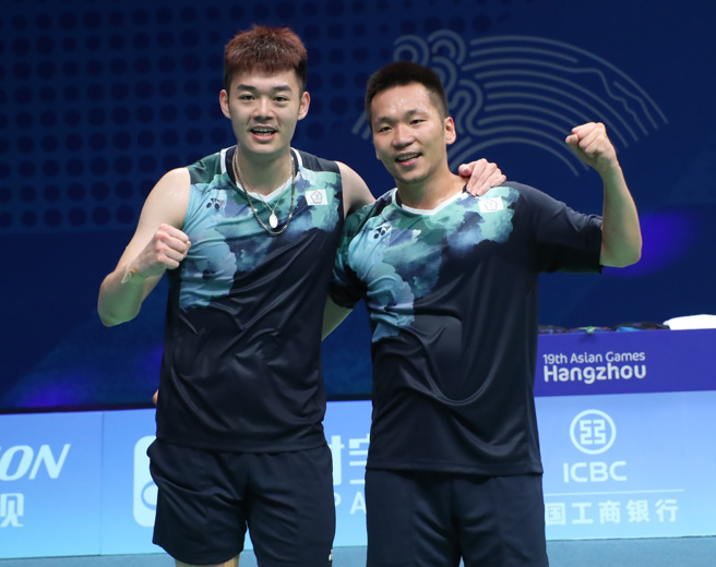 中華隊羽球男雙組合李洋（右）、王齊麟晉級杭州亞運男雙4強。（鄭任南攝）