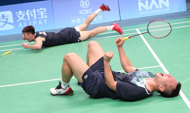 李洋（前）、王齊麟晉級杭州亞運羽球男雙4強，比賽結束當下兩人激動慶祝。（鄭任南攝）