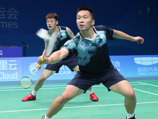 李洋（前）、王齐麟奋力出击，击败目前世界第1印尼组合，晋级杭州亚运羽球男双4强。（郑任南摄）