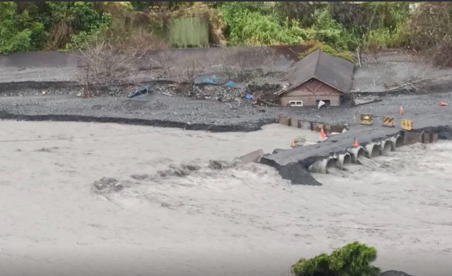 南投廬山塔羅灣溪便橋斷了，馬赫坡部落交通中斷。(仁愛鄉公所提供)