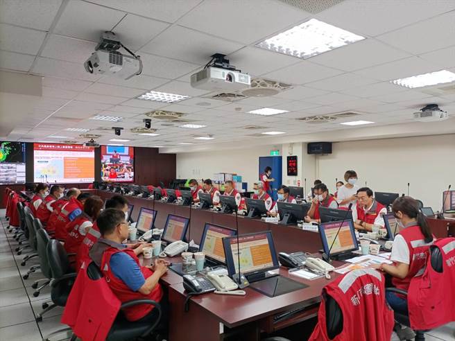 中颱「小犬」風勢強勁，新竹市長高虹安上午10點30分，召開二級災害應變中心工作會議。（新竹市政府提供／王惠慧新竹傳真）