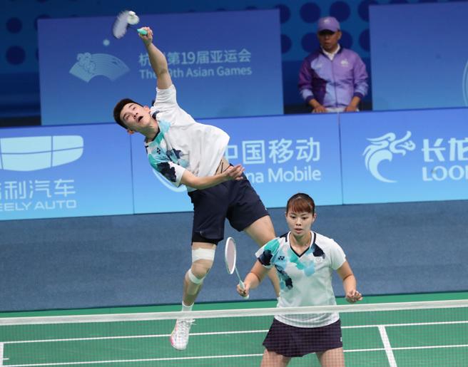 葉宏蔚（後）在後排強力攻擊。（鄭任南攝）