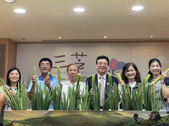 新北市副市长刘和然（右三）、新北市议员郑宇恩（左一）等人出席三芝筊白笋宣传记者会。（蔡亚桦摄）
