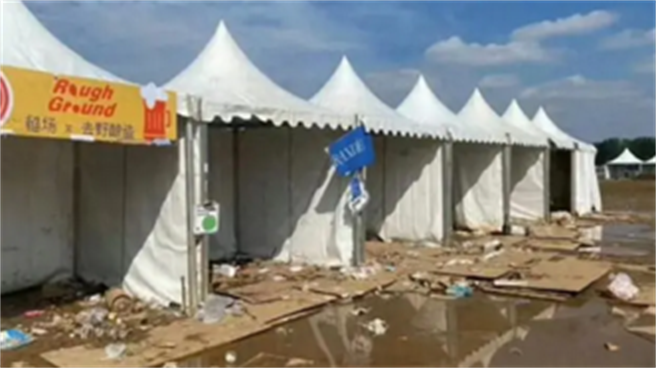 村民「大乱盗」中原迷笛音乐节露营区，系网民谎称清场，造谣者已抓获。（封面新闻）