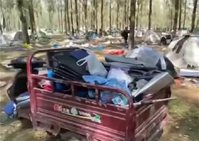 村民「大乱盗」中原迷笛音乐节露营区，系网民谎称清场，造谣者已抓获。（封面新闻）