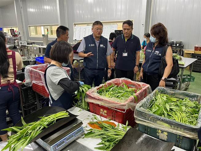 桃園市農業局長陳冠義今前往關心雨勢較大的新屋區有機蔬菜產銷班視察。（桃園市農業局提供／陳夢茹桃園傳真）