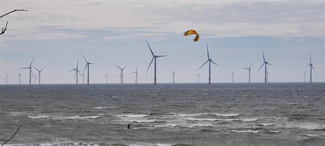 苗栗縣竹南鎮龍鳳漁港外海滿布了22座離岸風機。（謝明俊攝）