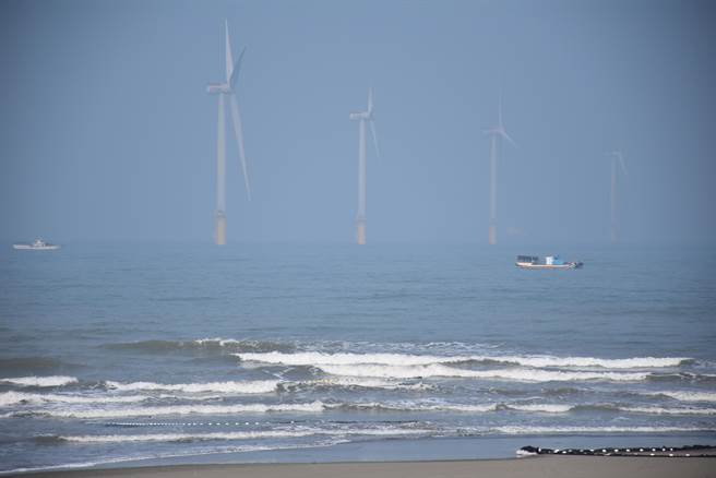 苗栗縣竹南鎮龍鳳漁港外海滿布了22座離岸風機，漁民反應當地漁獲大減5成。（謝明俊攝）
