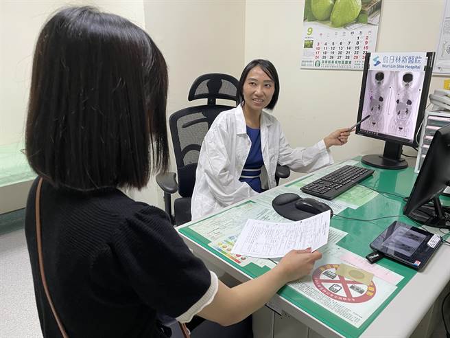 乌日林新医院乳房外科医师吴玉婷（右）5日表示，乳癌患者约有15至20％属于「HER2阳性」，且约3成患者会在10年内復发，早期发现早期治疗是预防转移的关键。看诊示意图，非当事病患。（乌日林新医院提供／潘虹恩台中传真）