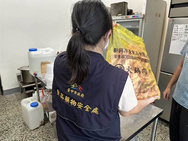 桃园爆食品公司美猪洗产地事件，台中市卫生局食安处接获通知后立即派员到位于台中市的下游业者追查流向。（台中市政府提供／冯惠宜台中传真）