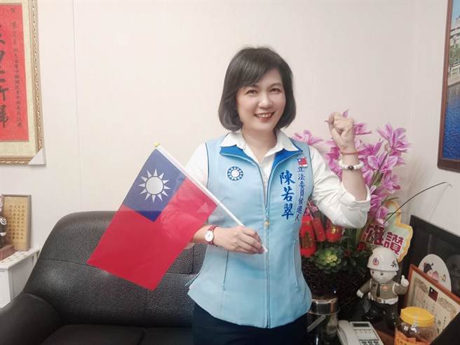 藍營立委參選人陳若翠也號召愛國機車族，一起慶祝中華民國的生日。（陳若翠提供）