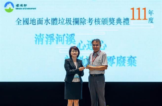 金门县荣获环境部2022年度全国地面水体垃圾拦除考核「特优」佳绩，环保局长杨建立(右)代表县府赴台受奖。(图／金门县政府提供)