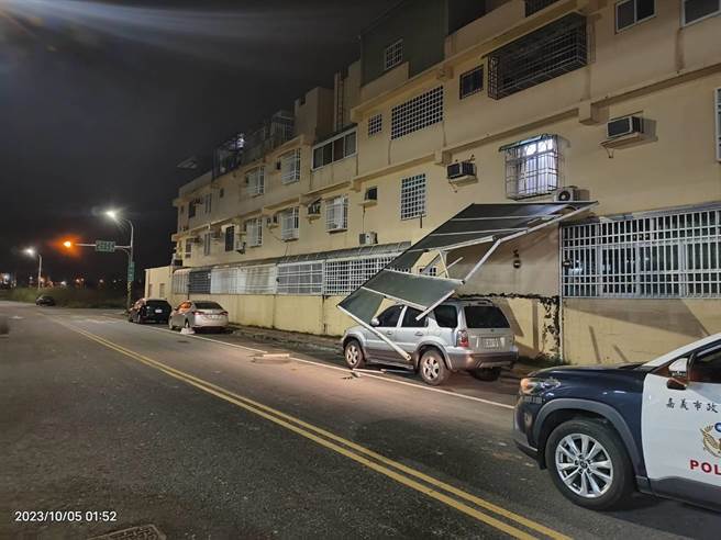 中颱小犬4日整晚狂吹强风，车辆疑被掉落的钢架砸到。（嘉义市消防局提供／廖素慧嘉市传真）