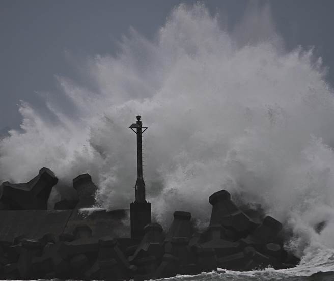 颱风小犬来袭，北部地区虽然没有狂风暴雨，但是北海岸却也是被掀起了狂风巨浪。（季志翔摄）