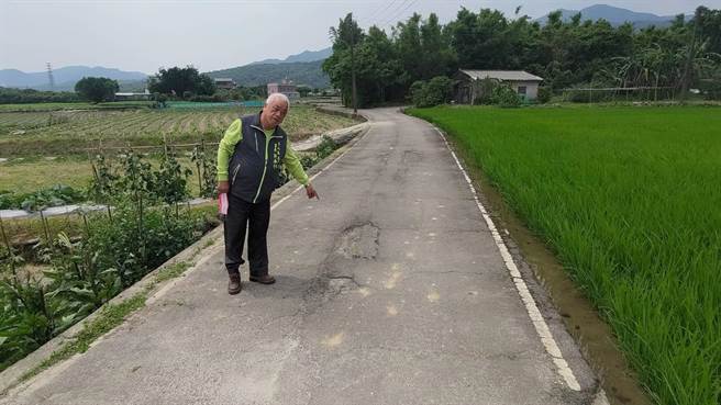 三界壇路97巷聯絡道路改善前現況破損。（金山區公所提供／蔡亞樺新北傳真）
