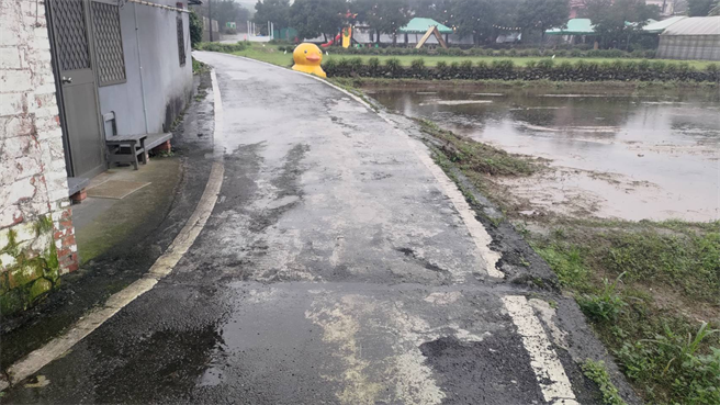 六股林口72號至75號聯通道路改善前現況老舊損壞。（金山區公所提供／蔡亞樺新北傳真）