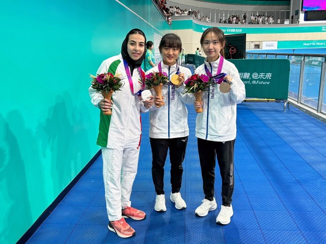 伊朗選手塔拉娜(左)、劉巧兮(中)與丁于恩展示各自獎牌。(總教練吳炯助提供)