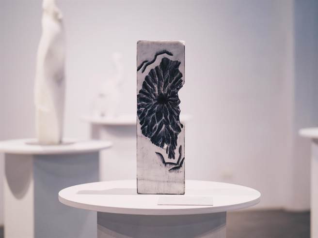 花蓮縣文化局石雕博物館2樓展區，即日起展出近20件在地藝術家精湛的石雕作品，以「相生」為主題，透過石材創作反思與土地之間的關係；圖為藝術家王標的作品「看見奇萊」。（花蓮縣文化局提供／羅亦晽花蓮傳真）