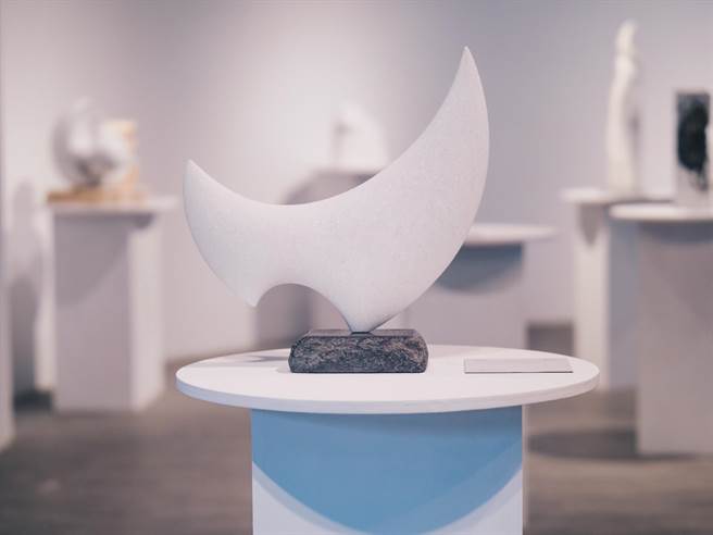 花蓮縣文化局石雕博物館2樓展區，即日起展出近20件在地藝術家精湛的石雕作品，以「相生」為主題，透過石材創作反思與土地之間的關係；圖為藝術家魏永賢的作品「領航」。（花蓮縣文化局提供／羅亦晽花蓮傳真）
