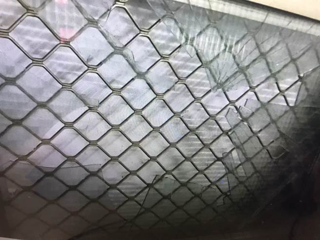 台中市大安区因风势过大吹坏民宅铝门，85岁陈黄姓老妇5日早上被发现倒在地上，疑被破裂玻璃刺伤死亡。（民眾提供）