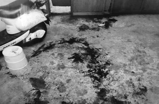 台中市大安区因风势过大吹坏民宅铝门，85岁陈黄姓老妇5日早上被发现倒在地上，疑被破裂玻璃刺伤死亡。（民眾提供）