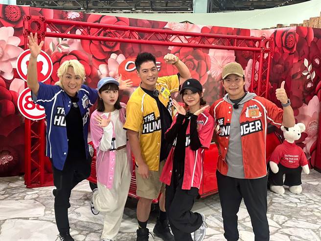 王仁甫（左起）、峮峮、许孟哲、蔡黄汝、孙协志今天分享入围金钟奖心情。（郑宜熏摄）