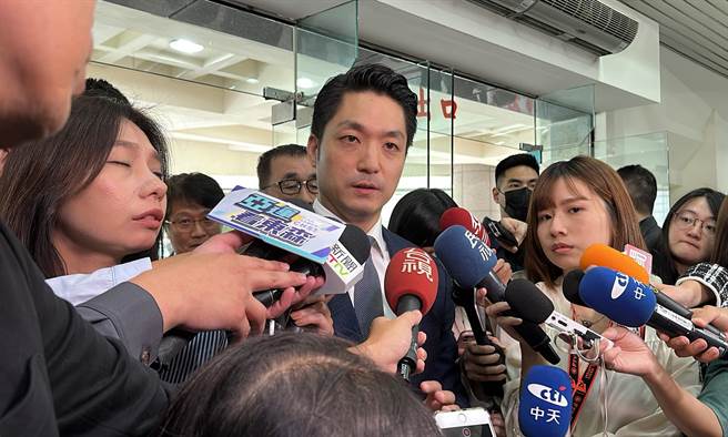 台北市长蒋万安5日进入议会进行施政报告，并于会前接受媒体访问。（丁上程摄）