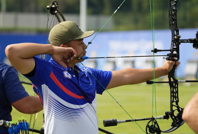 杭州亞運中華射箭男子複合弓團體賽在陳界綸的領軍下擊敗哈薩克，順利闖進四強。(中華奧會提供／黃邱倫傳真)