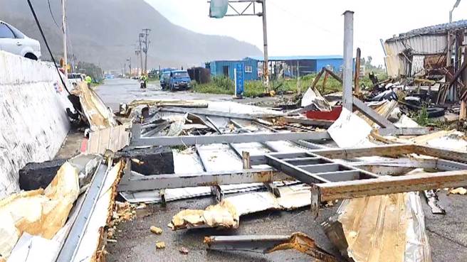 小犬颱風過後，蘭嶼街道上滿是被強風吹毀的鐵皮、鋼柱。（讀者提供／蕭嘉蕙台東傳真）