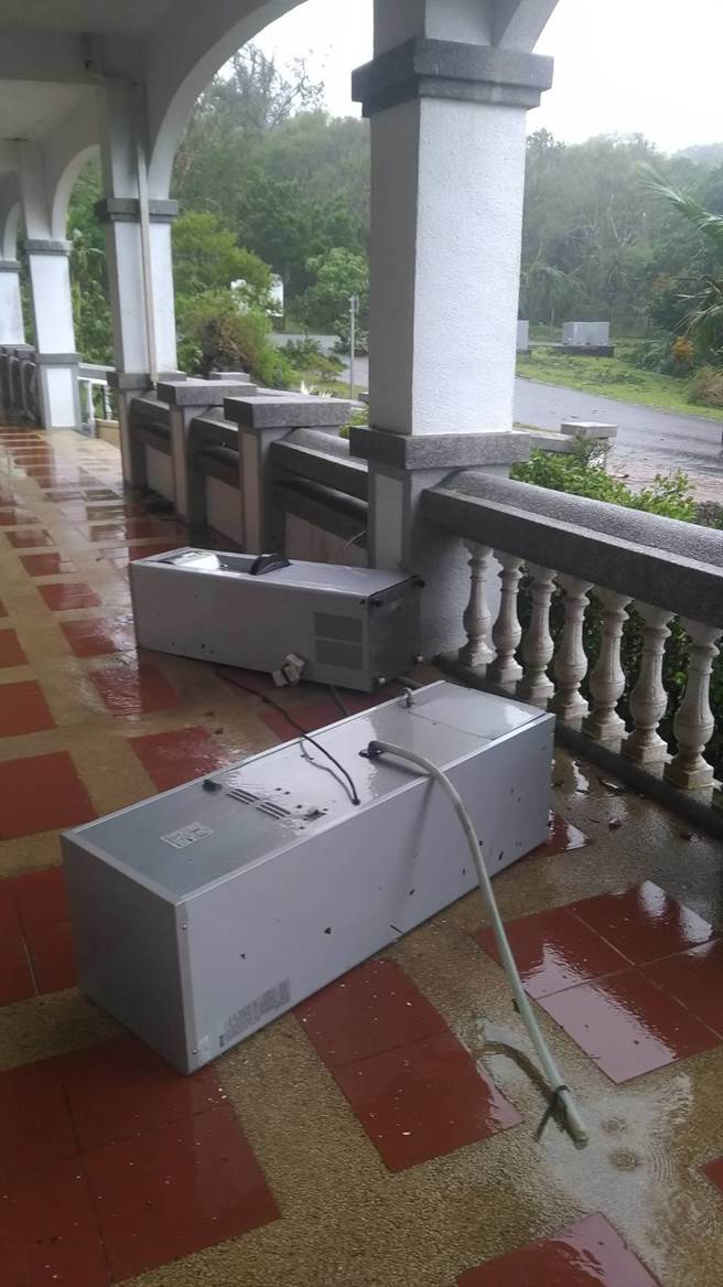 中颱小犬狂风肆虐恒春半岛，一度刮起17级阵风，造成满州乡电杆倒一排、垦丁大街满目疮痍，垦丁、双流等2国家森林游乐区也难以幸免。（林业署屏东分署提供／谢佳潾屏东传真）