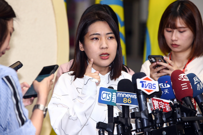 国民党台北市议员徐巧芯（图）5日再度释出前海军顾问郭玺录音檔，说明潜舰国造是超级大弊端，更质疑前海军顾问郭玺泄露机密。（邓博仁摄）