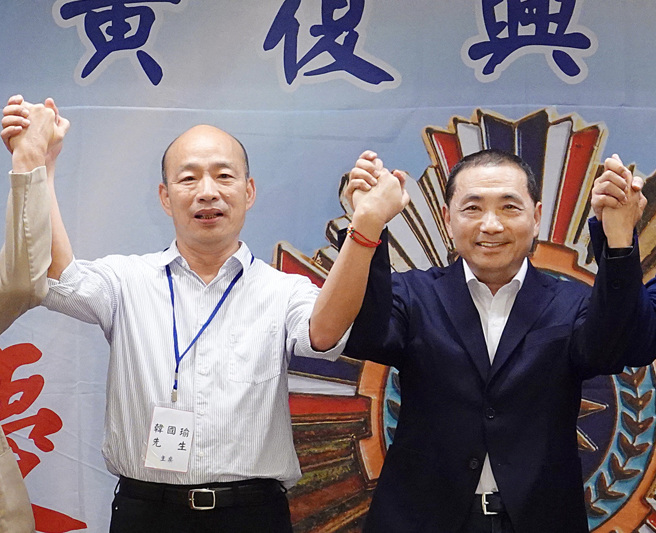 7日有媒體透露，韓國瑜上月9日與柯文哲見面時便表示，如果沒有「侯柯配」，就是「侯韓配」。韓國瑜辦公室也回應，此篇報導並非事實，請外界勿以訛傳訛，刻意扭曲誤導。圖為前高雄市長韓國瑜（左起）、國民黨總統參選人侯友宜於國民黨黃復興黨部成立67周年會慶活動同台。（資料照／姚志平攝）