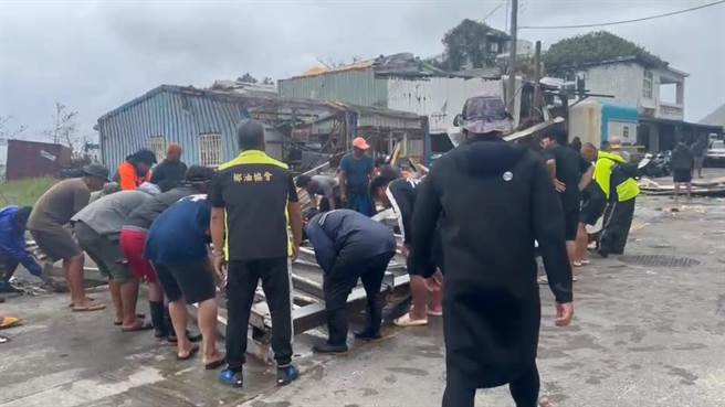 兰屿居民合力抢修家园。（读者提供／蔡旻妤台东传真）