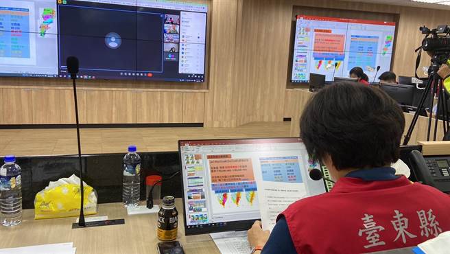 台东县小犬颱风灾害应变中心今天下午与16位乡镇市长连线开会。（蔡旻妤摄）