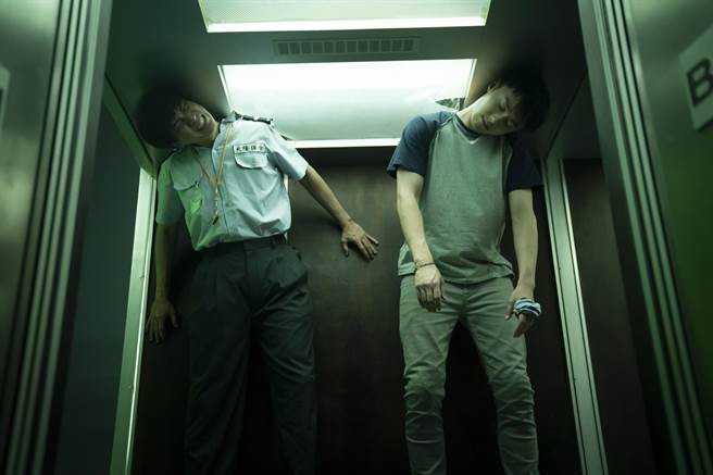 林哲熹（左起）、施柏宇在片中为打斗戏饱受折磨。（乐到家国际提供）