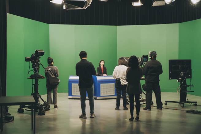 邵雨薇为《恶女》新闻主播苦练口条。（CATCHPLAY提供）