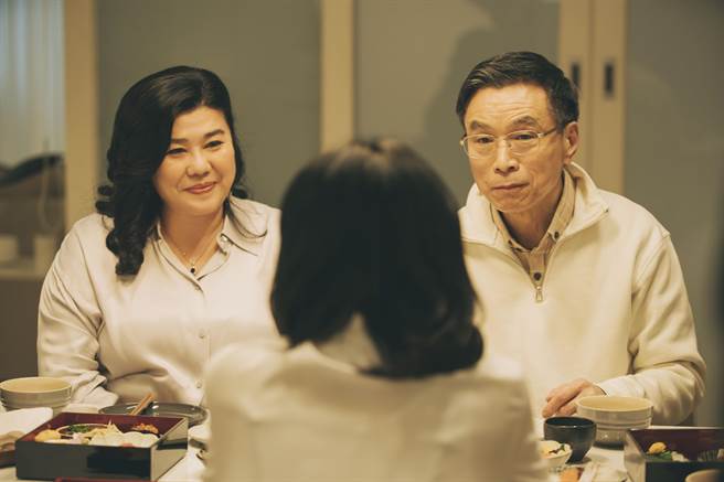 林美秀（图左）新片化身双面蛇蝎女，将气质高雅的角色形象内化。（CATCHPLAY提供）