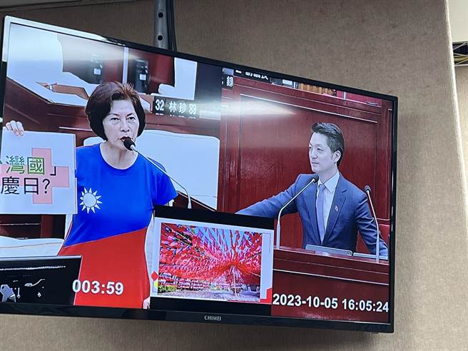 国民党台北市议员汪志冰身穿国旗装赴议会，希望台北市长蒋万安拿出更坚定拥护中华民国的态度。（蔡宗颖摄）