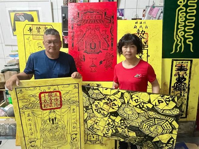 传承符咒文化，云林县台西乡画家丁仁桐（左）创作30幅符咒画为台湾带来幸「符」。（张朝欣摄）